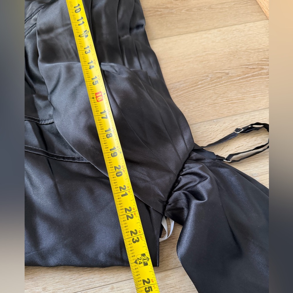 Elegant Black Satin Gown - Picture 5 of 10